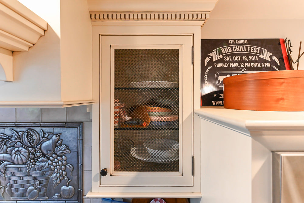 Heirloom Heritage: Traditional Off-White Kitchen with Island & Appliances