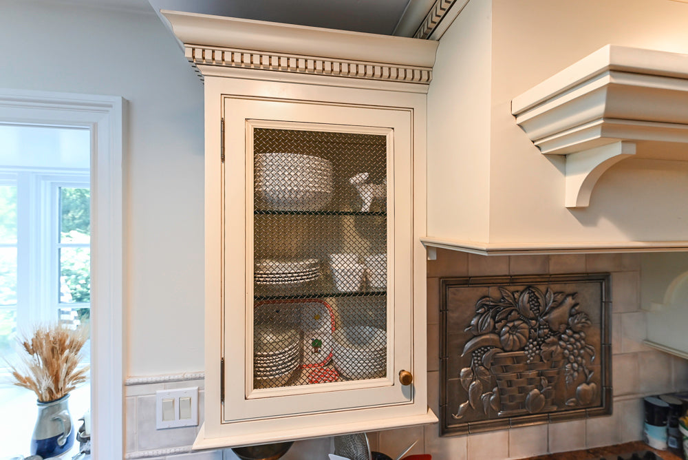 Heirloom Heritage: Traditional Off-White Kitchen with Island & Appliances