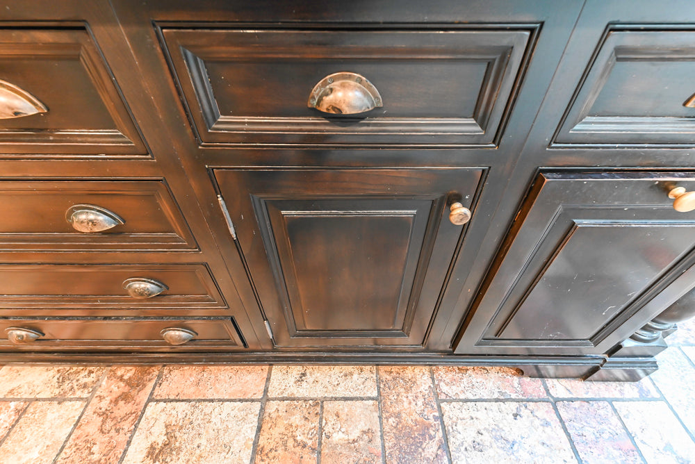 Heirloom Heritage: Traditional Off-White Kitchen with Island & Appliances