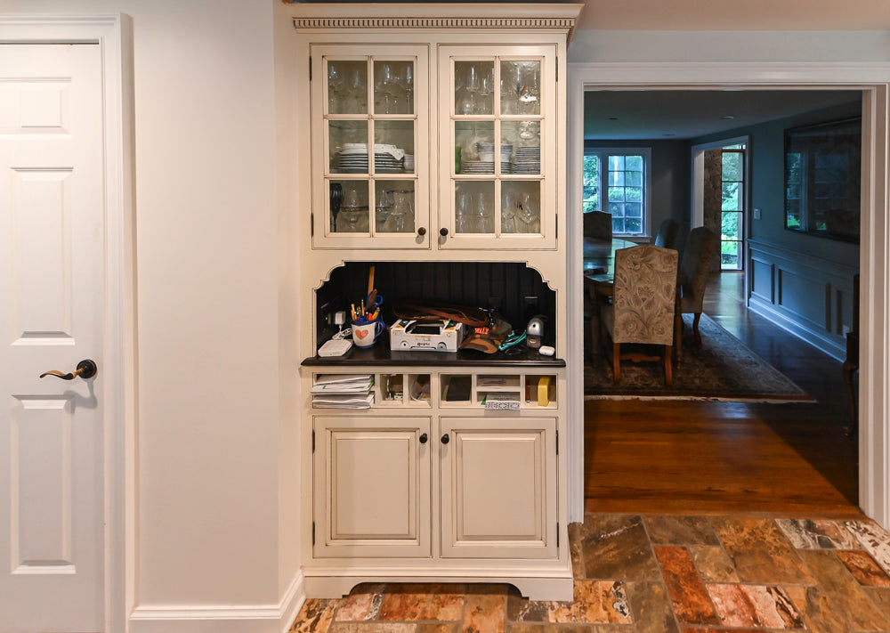 Heirloom Traditional Off-White Pre-Owned Kitchen with Island and Appliances