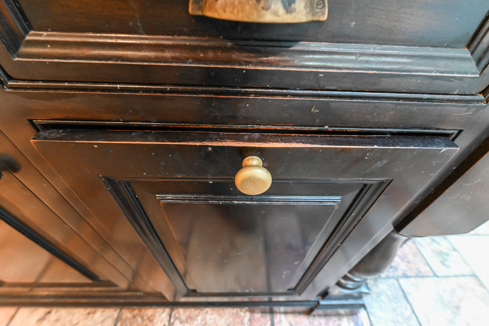 Heirloom Heritage: Traditional Off-White Kitchen with Island & Appliances