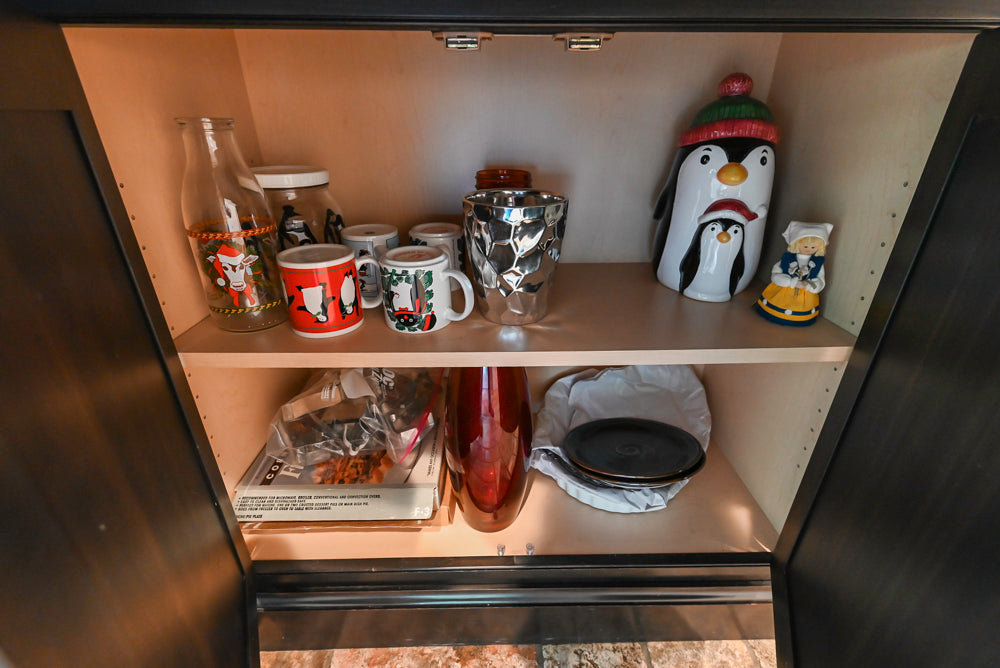 Heirloom Heritage: Traditional Off-White Kitchen with Island & Appliances