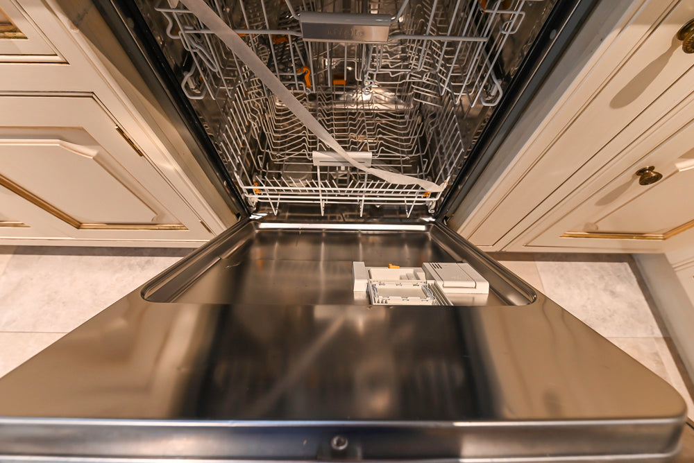 Clive Christian Regency Traditional Cream Kitchen with Pantry & Appliances