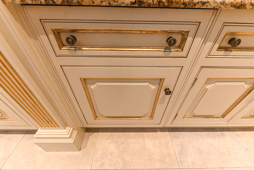 Clive Christian Regency Traditional Cream Kitchen with Pantry & Appliances