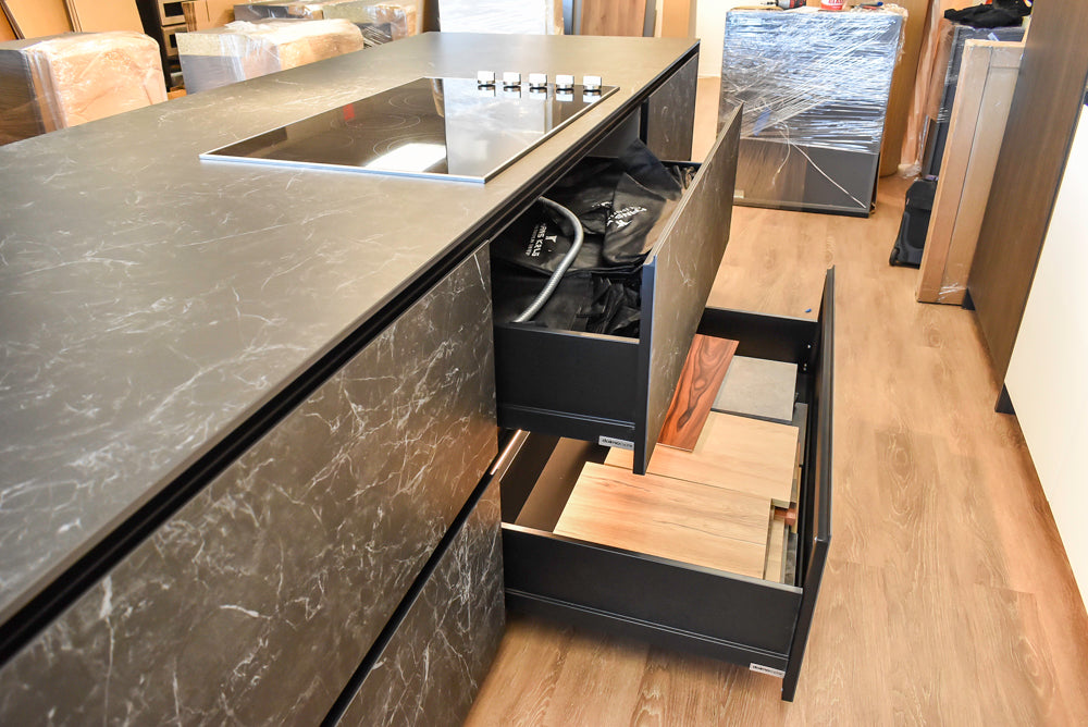 Doimo Cucine Modern Two-Tone Kitchen with Black Island