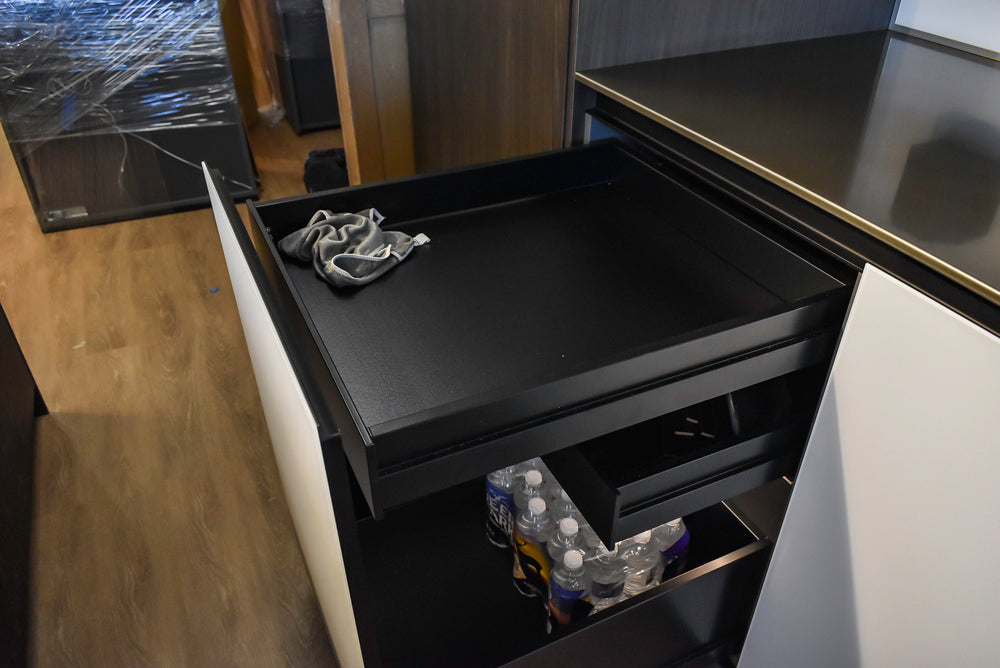 Doimo Cucine Modern Two-Tone Kitchen with Black Island