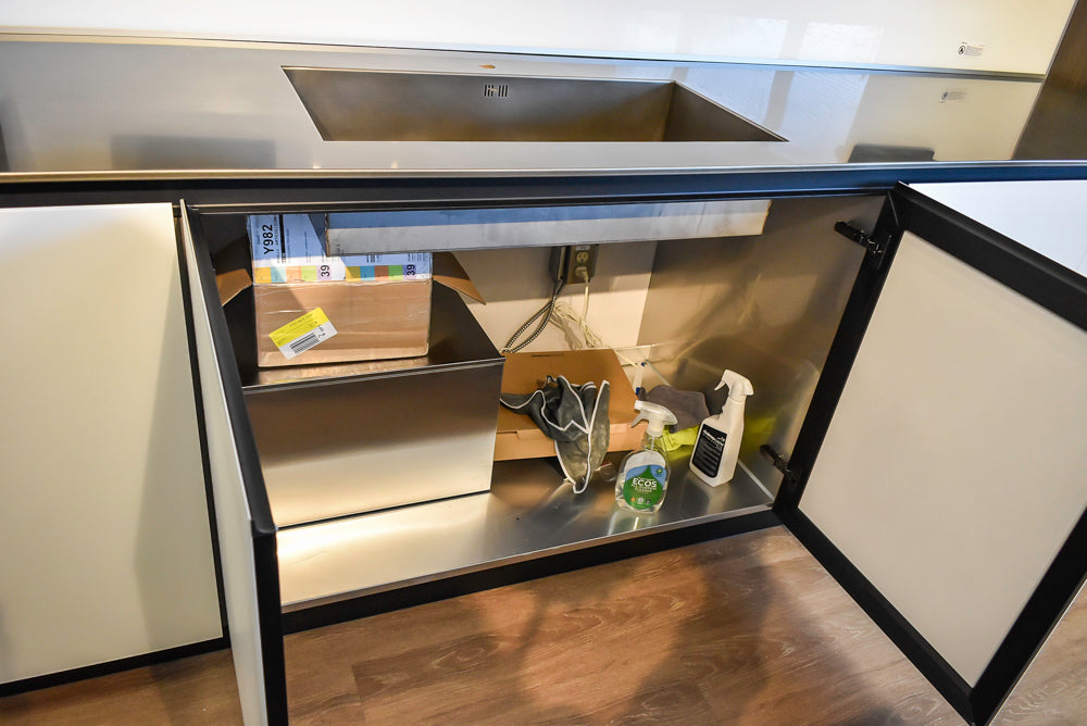 Doimo Cucine Modern Two-Tone Kitchen with Black Island