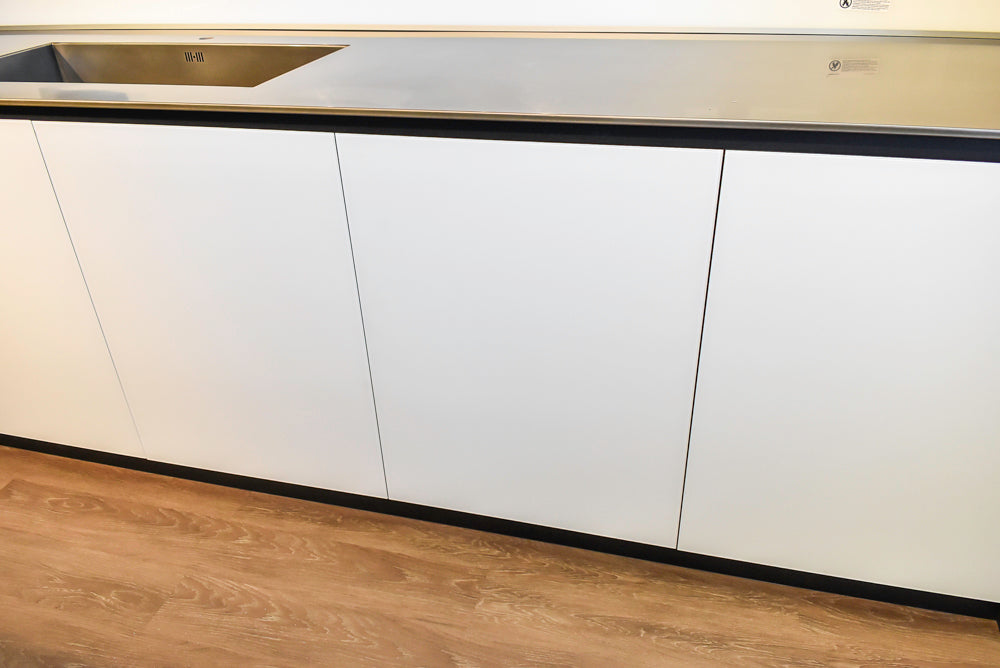 Doimo Cucine Modern Two-Tone Kitchen with Black Island