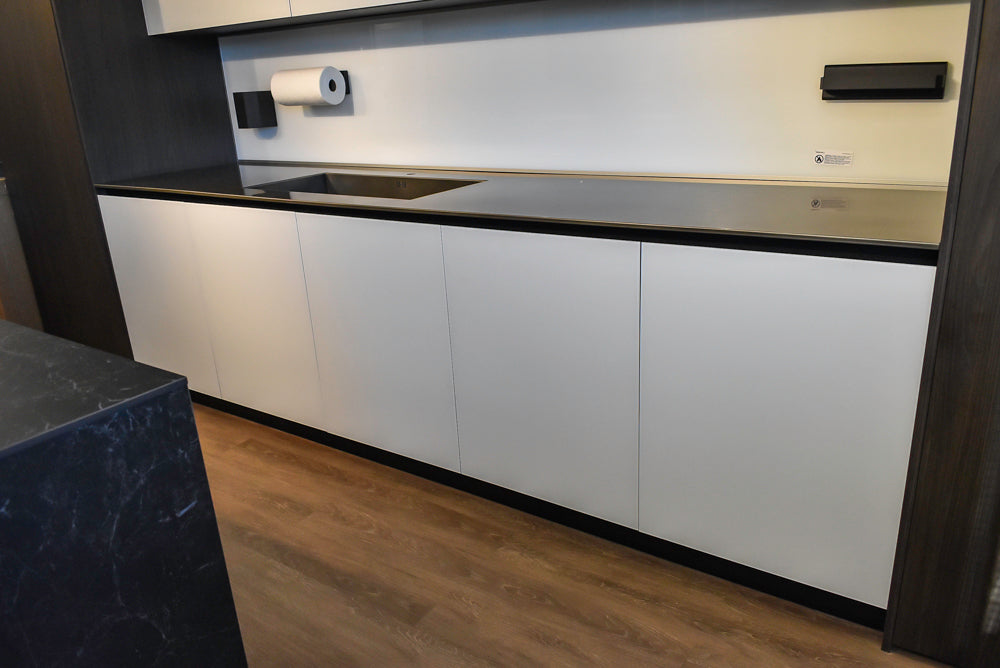 Doimo Cucine Modern Two-Tone Kitchen with Black Island