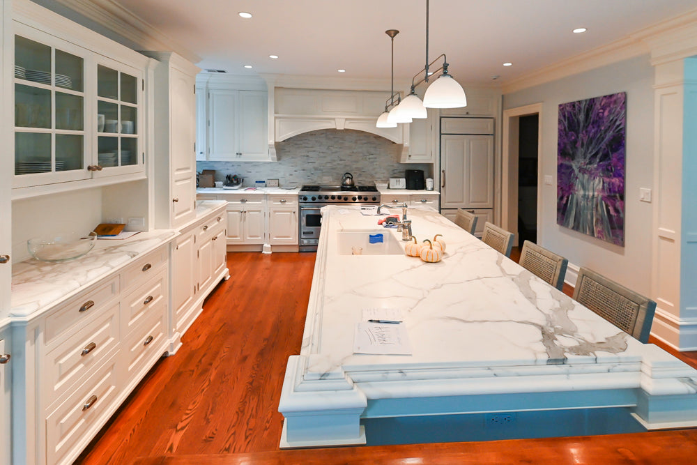 Premeir Traditional White Pre-Owned Kitchen with Marble Island and Appliances