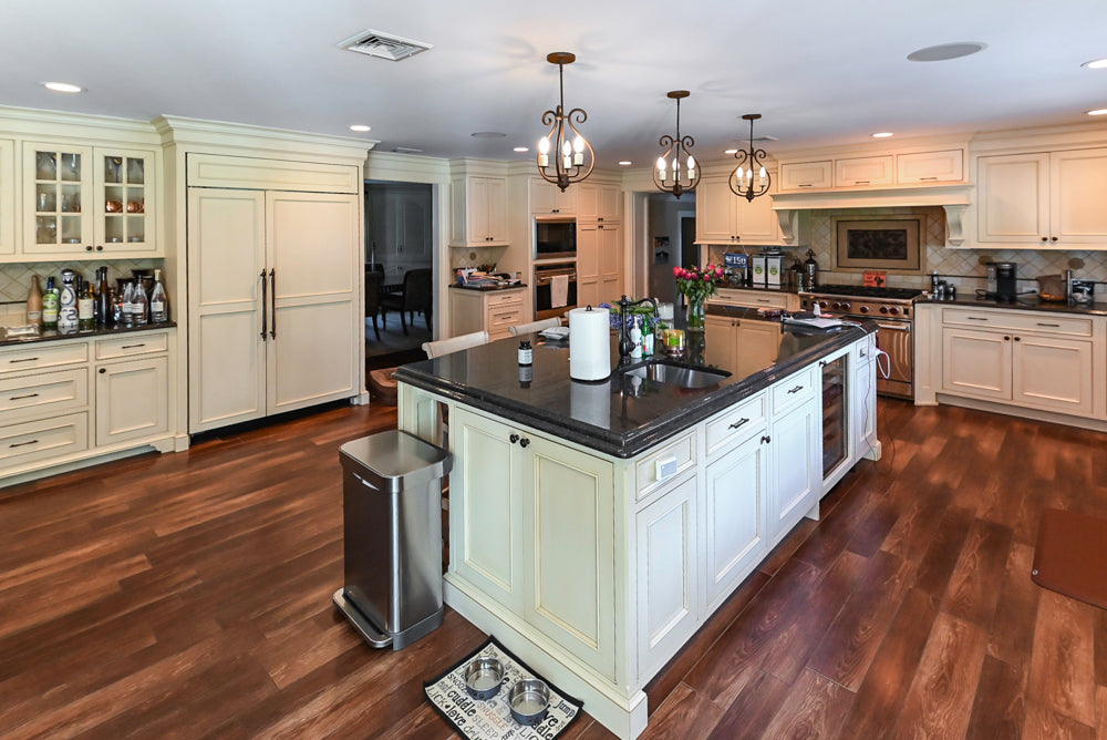 Large Traditional Cream White Kitchen with Island, Granite Countertops and Appliances