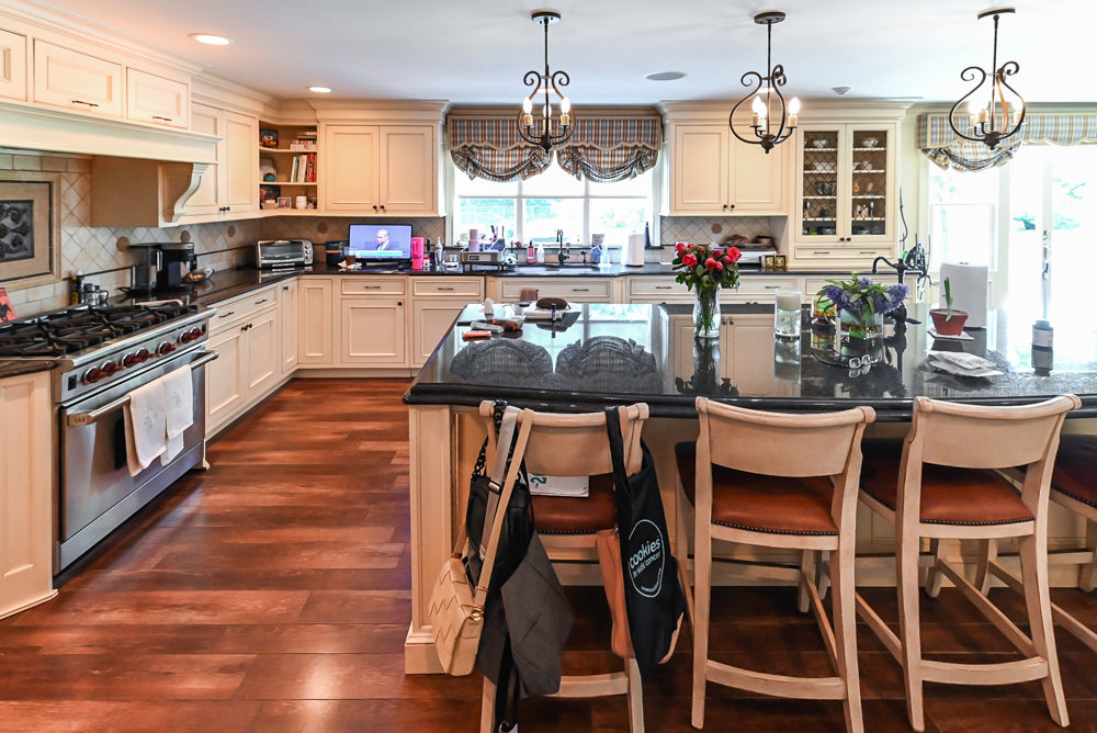 Large Traditional Cream White Kitchen with Island, Granite Countertops and Appliances