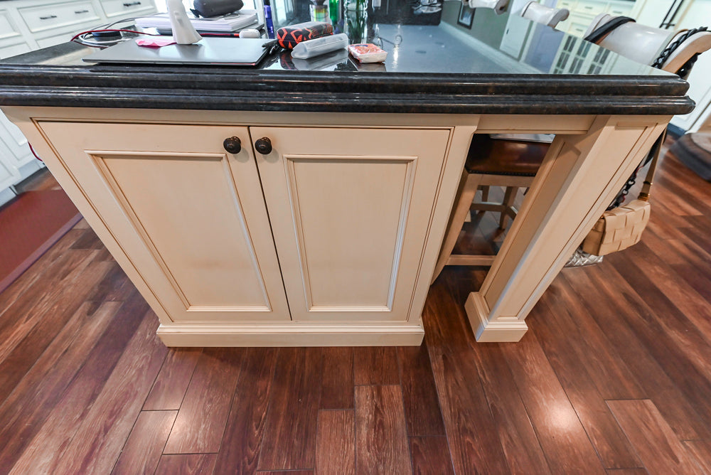 Large Traditional Cream White Kitchen with Island, Granite Countertops and Appliances