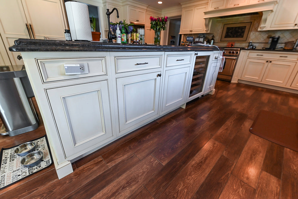 Large Traditional Cream White Kitchen with Island, Granite Countertops and Appliances