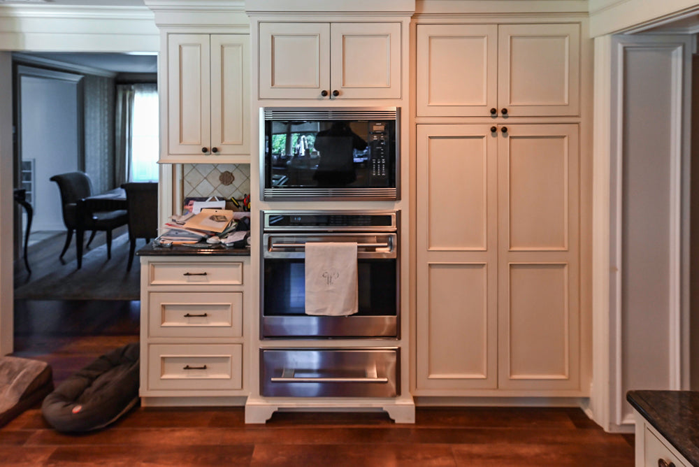 Large Traditional Cream White Kitchen with Island, Granite Countertops and Appliances