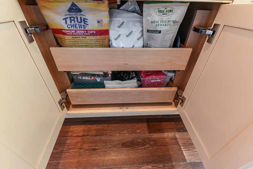 Large Traditional Cream White Kitchen with Granite Island