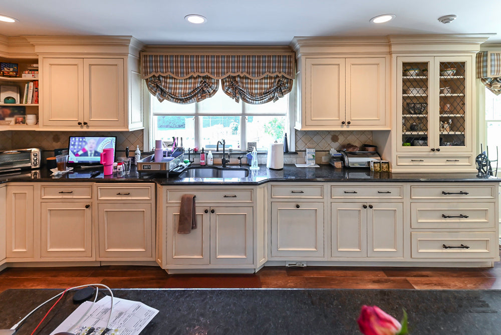 Large Traditional Cream White Kitchen with Island, Granite Countertops and Appliances