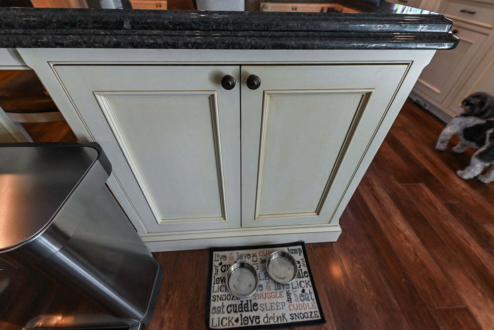 Large Traditional Cream White Kitchen with Granite Island