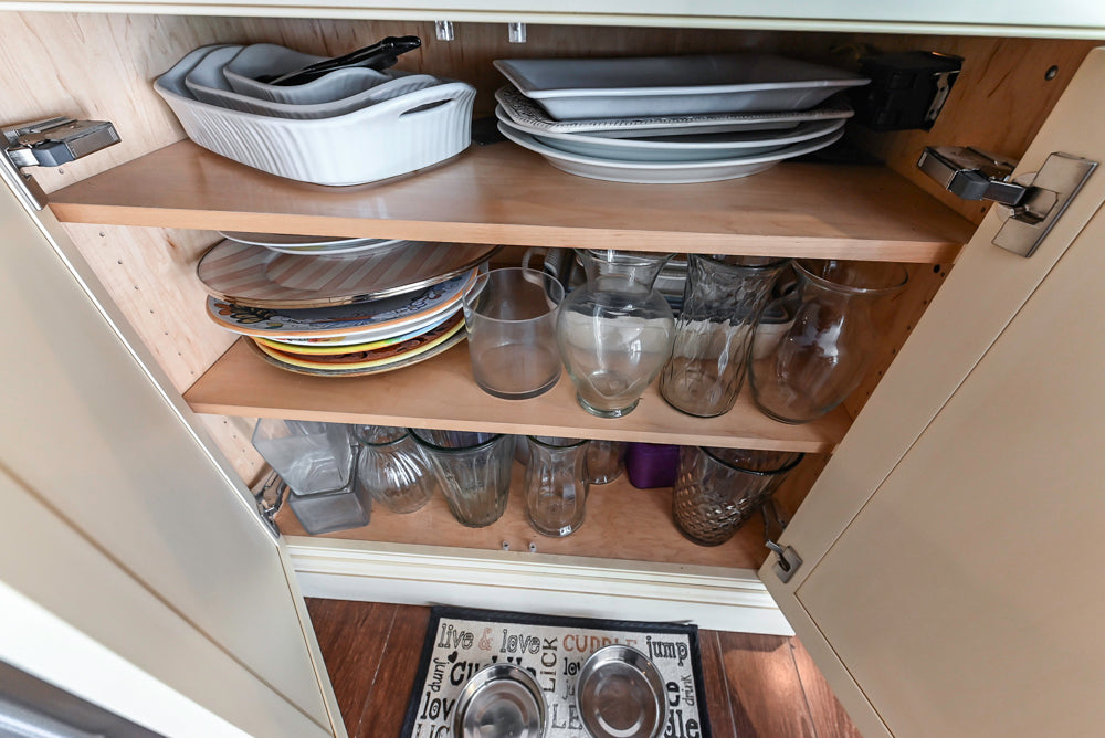 Large Traditional Cream White Kitchen with Granite Island