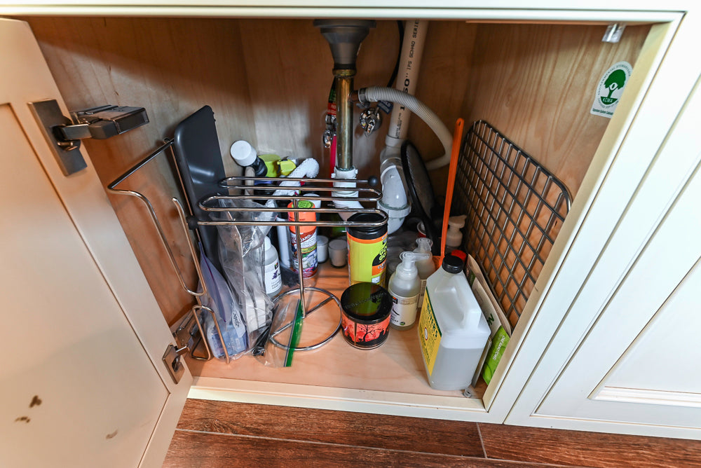 Large Traditional Cream White Kitchen with Granite Island