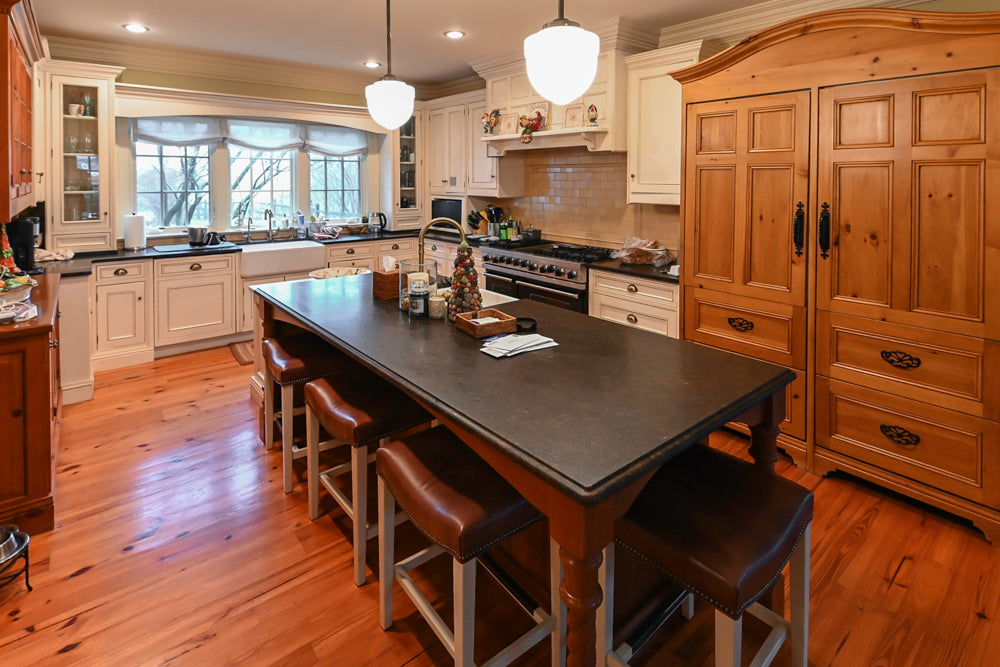 Wentworth Traditional Kitchen with Island & Granite Countertops