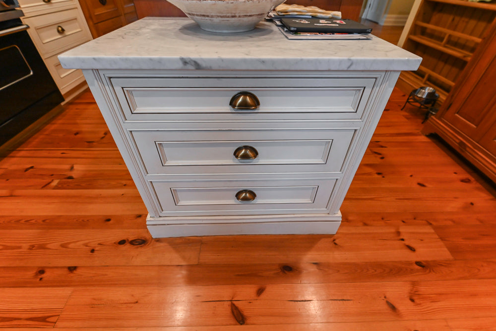Wentworth Traditional Kitchen with Island & Granite Countertops
