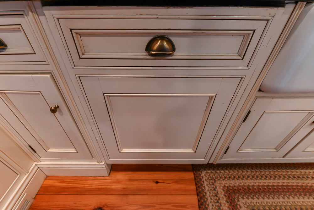 Wentworth Traditional Kitchen with Island & Granite Countertops