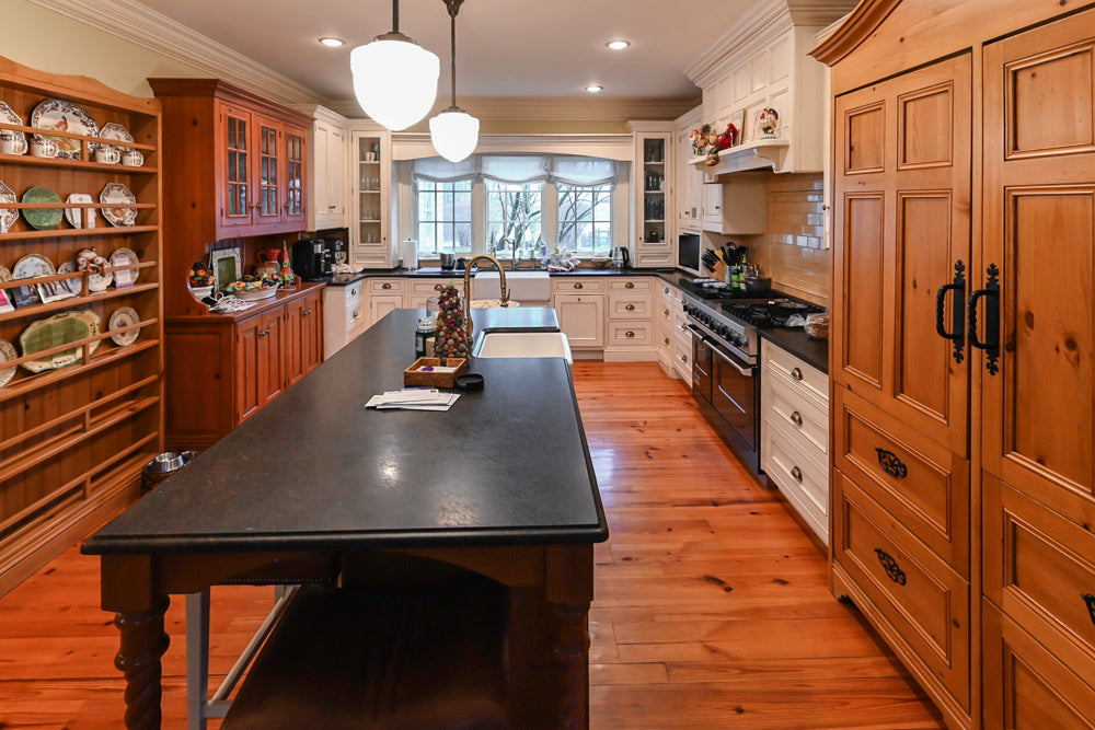 Wentworth Traditional Kitchen with Island & Granite Countertops
