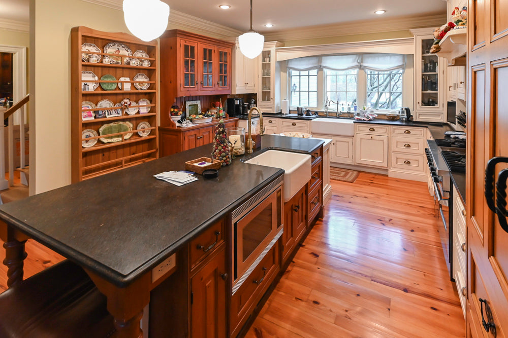 Wentworth Traditional Kitchen with Island & Granite Countertops