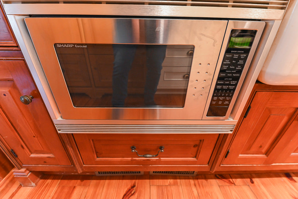 Wentworth Traditional Kitchen with Island & Granite Countertops