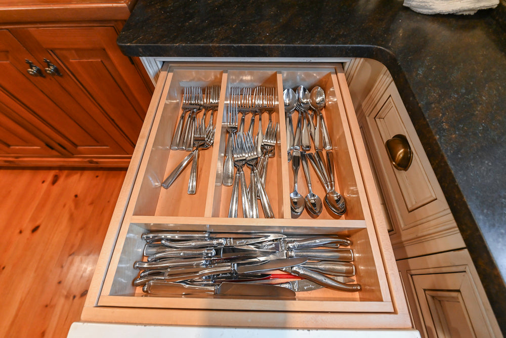 Wentworth Traditional Kitchen with Island & Granite Countertops