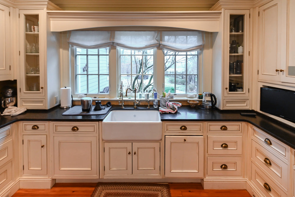 Wentworth Traditional Kitchen with Island & Granite Countertops