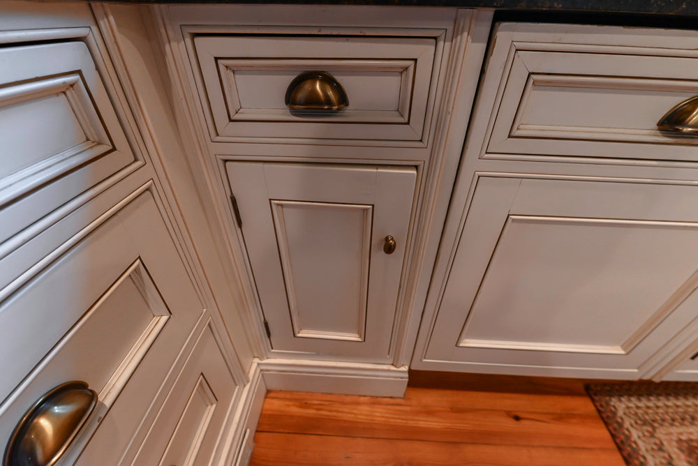 Wentworth Traditional Kitchen with Island & Granite Countertops