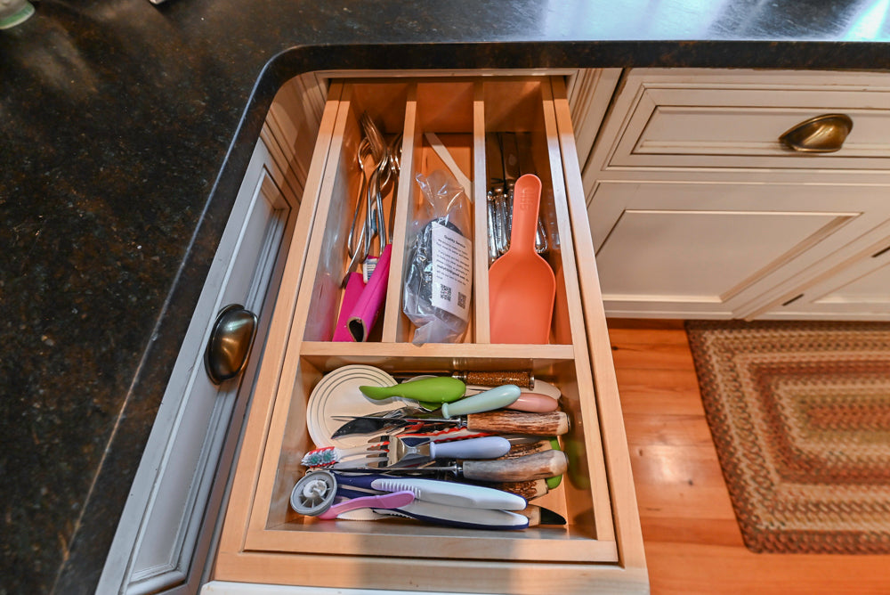 Wentworth Traditional Kitchen with Island & Granite Countertops