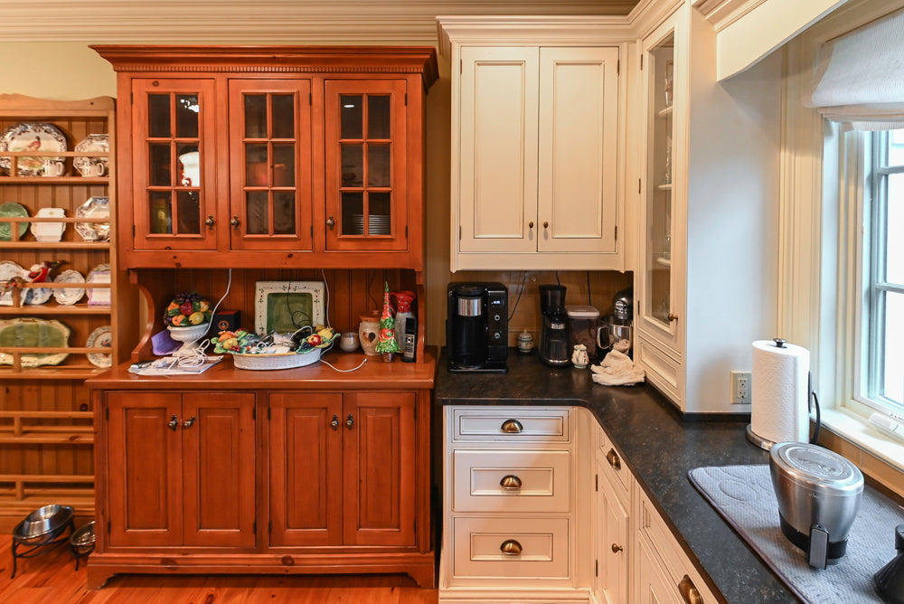 Wentworth Traditional Kitchen with Island & Granite Countertops