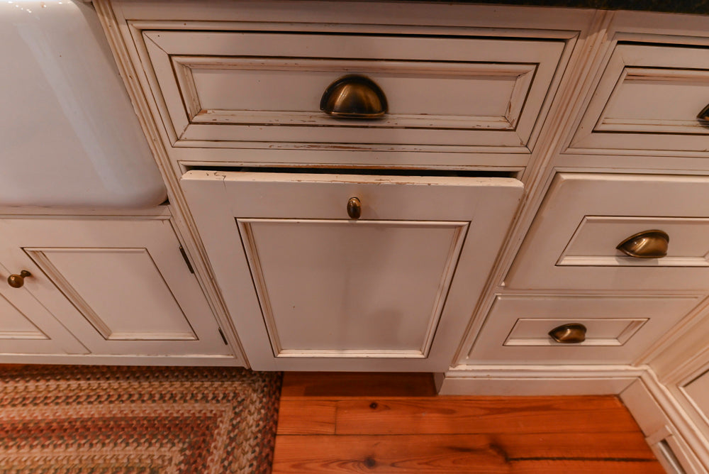 Wentworth Traditional Kitchen with Island & Granite Countertops