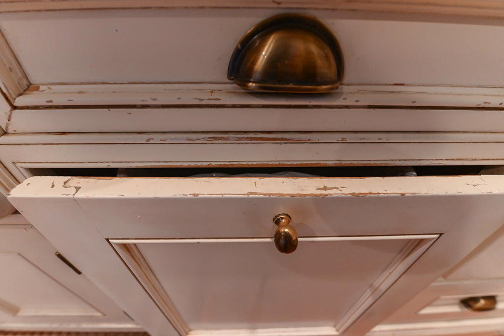 Wentworth Traditional Kitchen with Island & Granite Countertops