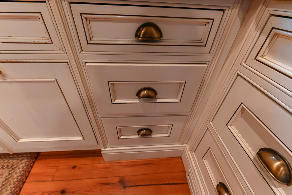 Wentworth Traditional Kitchen with Island & Granite Countertops