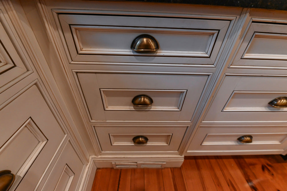 Wentworth Traditional Kitchen with Island & Granite Countertops