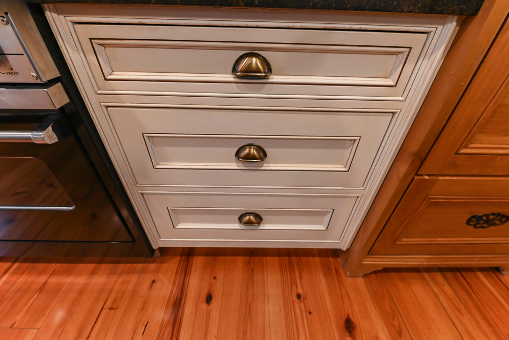 Wentworth Traditional Kitchen with Island & Granite Countertops