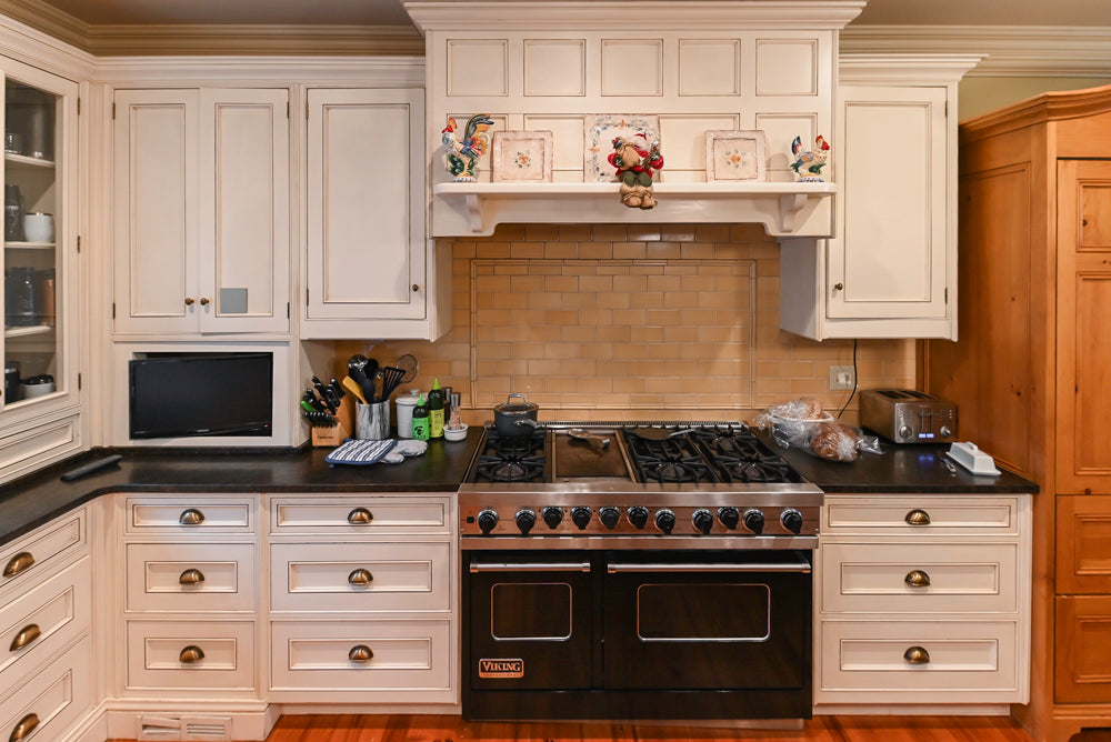 Wentworth Traditional Kitchen with Island & Granite Countertops
