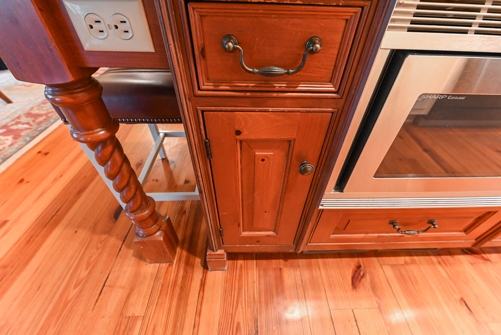 Wentworth Traditional Kitchen with Island & Granite Countertops