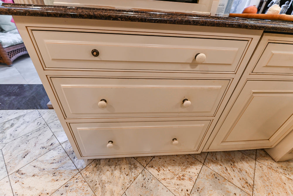 Form LTD Traditional Cream Kitchen with Island, Granite Countertops & Appliances