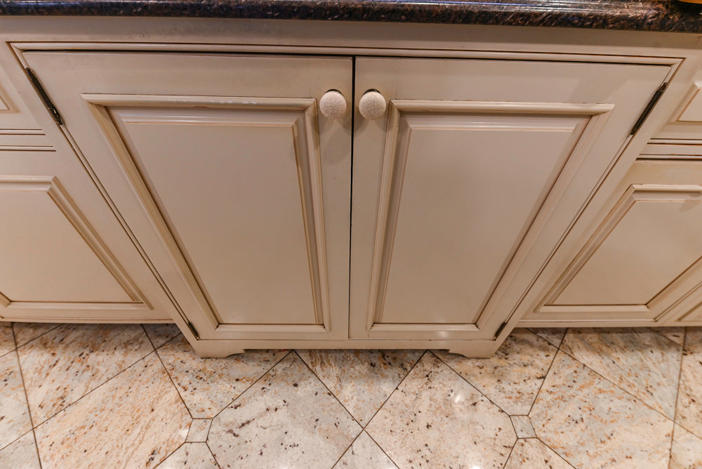 Form LTD Traditional Cream Kitchen with Island, Granite Countertops & Appliances