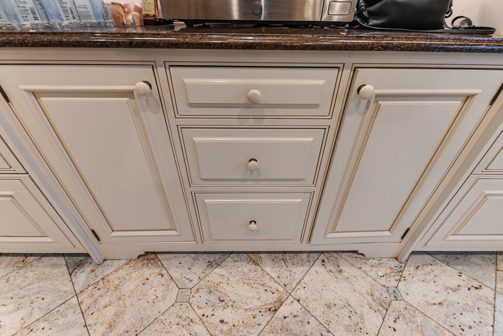 Form LTD Traditional Cream Kitchen with Island, Granite Countertops & Appliances