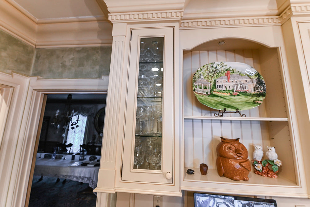 Form LTD Traditional Cream Kitchen with Island, Granite Countertops & Appliances