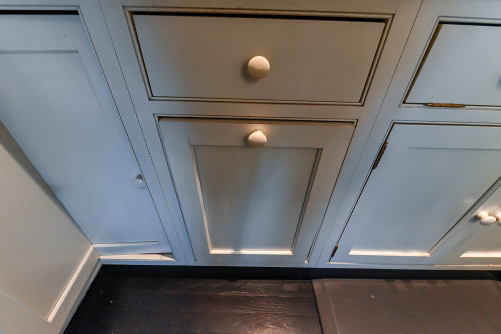 Heritage Traditional Creamy White Kitchen with Island, Marble Countertops and Appliances