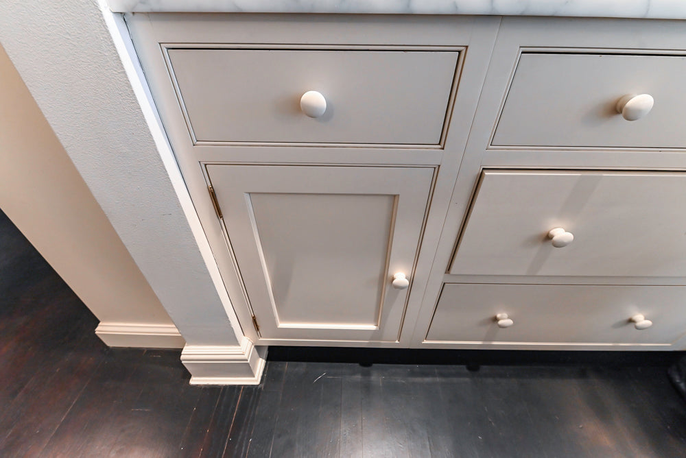 Heritage Traditional Creamy White Kitchen with Island, Marble Countertops and Appliances