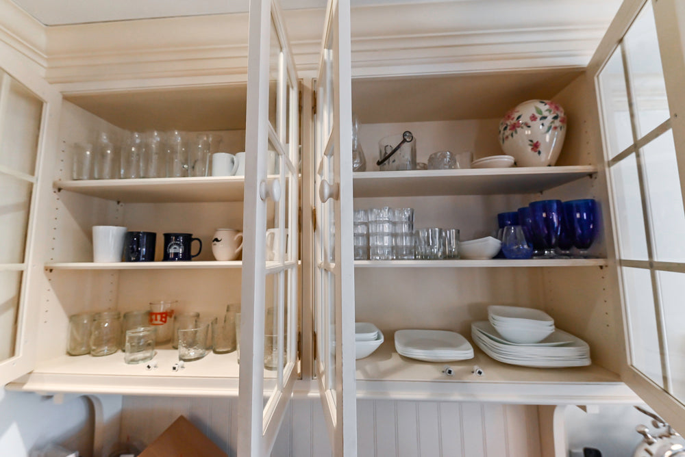 Heritage Traditional Creamy White Kitchen with Island, Marble Countertops and Appliances