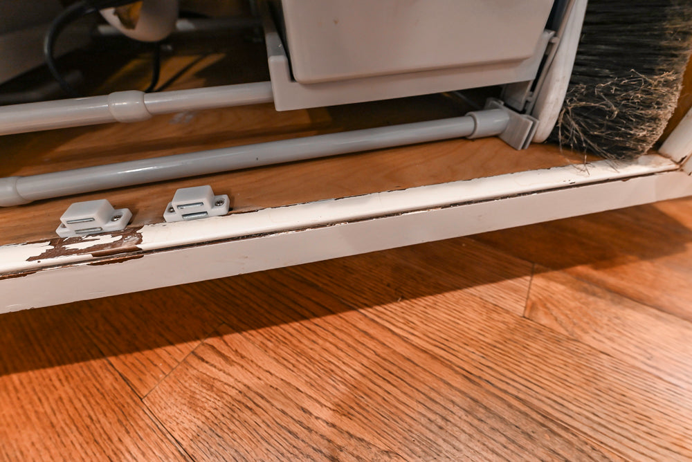 Kountry Kraft Traditional White Kitchen with Island, Granite Countertops & Appliances